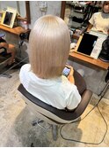 白にちかいブロンド／ブロンドカラー