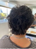 スモーキーアッシュニュアンスパーマ透明感ショートウルフ30代