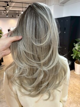 メリー オオサカ(Merly Osaka) 後ろ姿が海外すぎる。レイヤー×バレイヤージュ