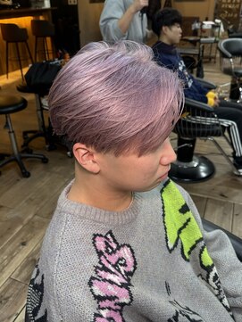 ブリーチ2回ホワイトピンク　テーパーフェードセンターパート