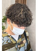 ササ ウメダ(33 UMEDA)&nbsp;大阪梅田波巻きスパイラルパーマハイライトマッシュ