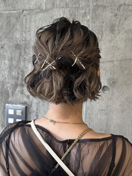 エイミー 伏見店(aemii) ショートヘアののハーフアップ