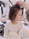 大人ハイライト前下がりボブ耳かけブリーチカラー