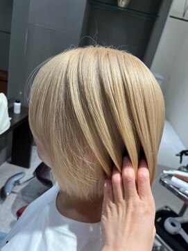 ボブ×ホワイトベージュ