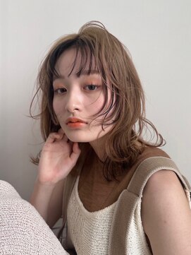 エイチ(811) ミニウルフホワイトグレージュレイヤーカット大人ショート美髪