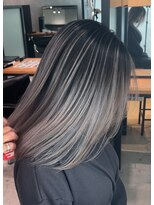 サロウィン 下北沢(SALOWIN) ホワイトシルバーのシャドールーツ