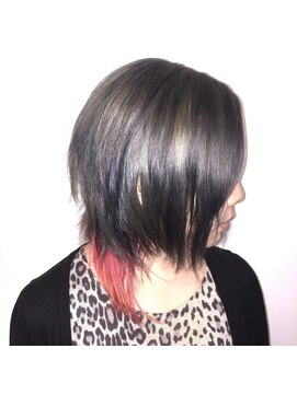 プランクスター(prankster) [prankster]襟足ピンク×シルバーの前下がりレイヤースタイル