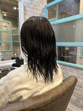 まずは、髪の毛の中に残留している流さないトリートメントや汚れを特殊なクレンジング剤で徹底的に除去。