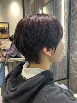 ベイショア(Bay Shore NY) ベビーピンクニュアンスカラー斜めバングショートボブ