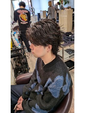 コワファーストナガサキシャンプーボーイ(COIFF1RST NAGASAKI SHAMPOO BOY) センターパート×サーフカール