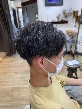 美容室 メザミー MESAMIES 短髪黒髪パーマヘア刈り上げツーブロックショート