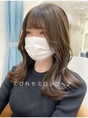 オリーブベージュ×くびれセミロングヘア 小顔効果おくれ毛！