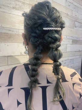 アイディー バイ ケンジ(id. by KENJE) ツインアレンジ個性的結婚式二次会パーティーヘアセット