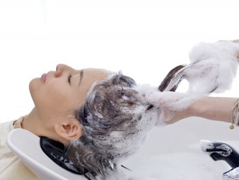 サロンブライス(Salon Brighth)の写真/≪頭髪環境を改善するVegan認証取得のSpa≫フルフラットのYUMEシャンプー台で徹底ケア。