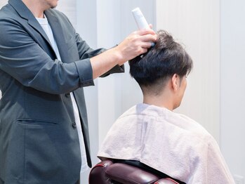 ヘアメディカルサロン 東京の写真/【東京駅直結】できる男が選ぶサロン★洗練された再現性のあるスタイルをご提案。お仕事帰りにも通える◎