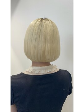 サンク 原宿 表参道(cinq) ケアブリーチピンクベージュ切りっぱなしボブ顔周りレイヤー