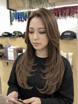 チオ(Chio) 小顔効果抜群の顔周りレイヤー艶ベージュのロングヘア