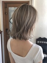 カミナ(KAMINA) 透け感ベージュ×外ハネボブでつくる柔らかスタイル