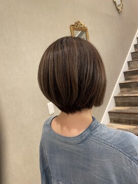 リノ カルバリ(Lino Calbari) 白髪をフワッとオシャレにハイライトカラー