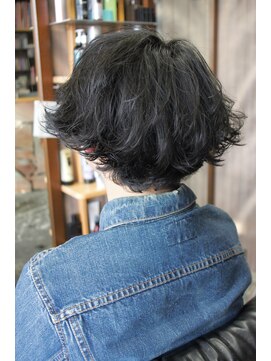 オーバーキャプテンネイキッド(OVER CAPTAIN NAKED) 毛先外ハネフェザーバックパーマ