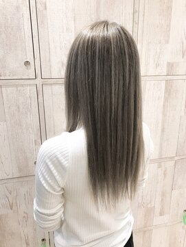 ヘアーアンドスパ フラップス(FLAPS) シルバーグレージュオンハイライト