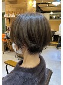 ショートボブ白髪ぼかしハイライトブリーチインナーカラー