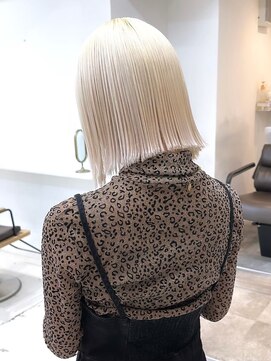 ヲタク(wotaku.) ホワイトカラーブロンドハイトーン切りっぱなしボブ外はねボブ