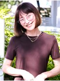 丸みのある厚めな前髪にぱつっとライン感を残したボブヘアー