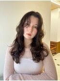 レイヤーロングオリーブブラウン前髪なしウェーブスタイル