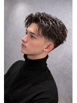 ワンワンオー バーバーショップ 長浜店(@110 BARBER SHOP)&nbsp;波巻きパーマ×ミドルフェードで作る最旬メンズスタイル