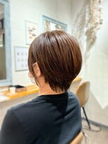 バンビ(BAMBI)&nbsp;20代30代40代50代60代　耳掛けショート×ベージュカラー