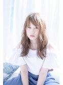 スケルトングレージュカラーのセミロングヘア低温デジタルパーマ