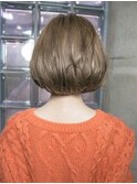 明るめグレージュで透明感ショート