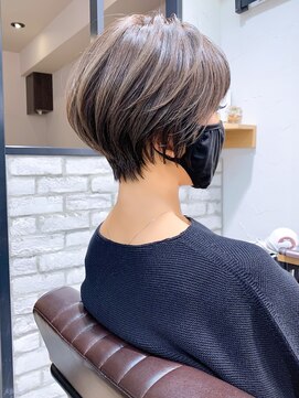 アヴァロン(AVALON) 絶壁解消×カーキグレージュ×40代×前髪長め大人ショートボブ永