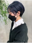 前下がりショート、耳かけショート、ネイビーカラー、ブリーチ