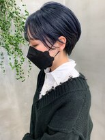 前下がりショート、耳かけショート、ネイビーカラー、ブリーチ