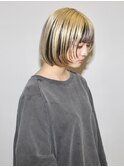 20代ショートボブブリーチハイトーンカラーインナーカラーツヤ髪
