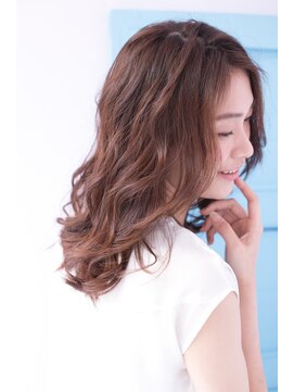 エイチバイシオミエイチ 神戸三宮(H by shiomi H) [shiomi H] 　ナチュラルウェーブなスタイル