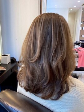 ソシエ 福岡岩田屋店 透明感ベージュのレイヤーロング
