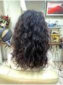大人女性のスパイラルパーマ ロングヘア