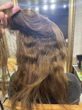 アンフィユヌキャトル(AnFye une Qatll) ブリーチ毛も高難易度縮毛矯正で艶々の艶髪ストレート♪