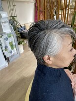 サロンドココ(salon de CoCo) 白髪を生かした女性カット