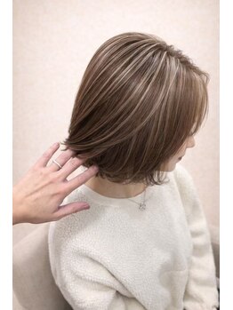 チザン(TIZAN)の写真/脱・白髪染め。薬剤を熟知したプロが贈る「白髪ぼかしハイライト」*低刺激ブリーチで芯から美しく。