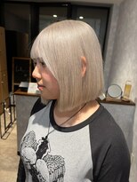ルル(Lulu)&nbsp;切りっぱなしボブホワイトブロンド
