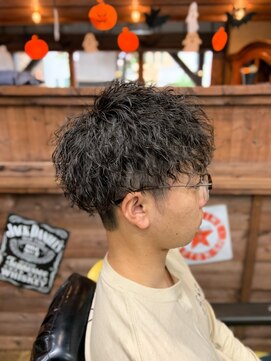 エイト(AITE) ツイストスパイラルパーマセンターパート<理容室>川口鳩ヶ谷１１