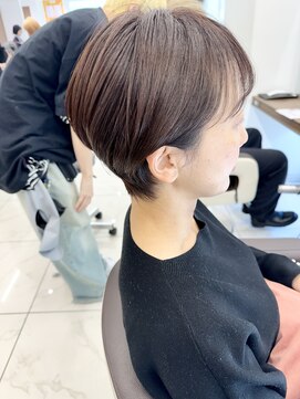 アッシュ 下北沢店(Ash) シルエットがかわいい耳掛けショートボブ