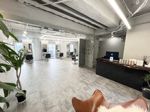 ロア(LQQA)の雰囲気（広々とした店内＊お席同士がスペースが広くゆっくり過ごせます◇）