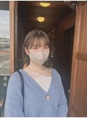 赤みのないオリーブグレージュ×パッツンボブ