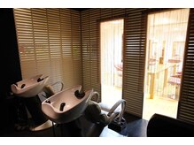 シンク 豊中店(sync)の雰囲気（癒しのシャンプ－ブ－スは程良い暗さで夢心地で寝てしまうかも！）