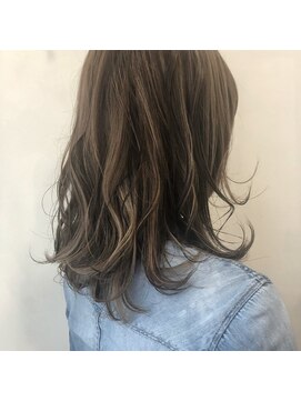 ワースホワイル(WORTH WHILE) 大人ガーリーダークアッシュミディアムレイヤーカットハイライト